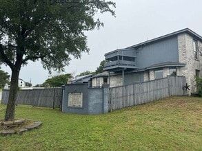 Building Photo - 801 McCully St