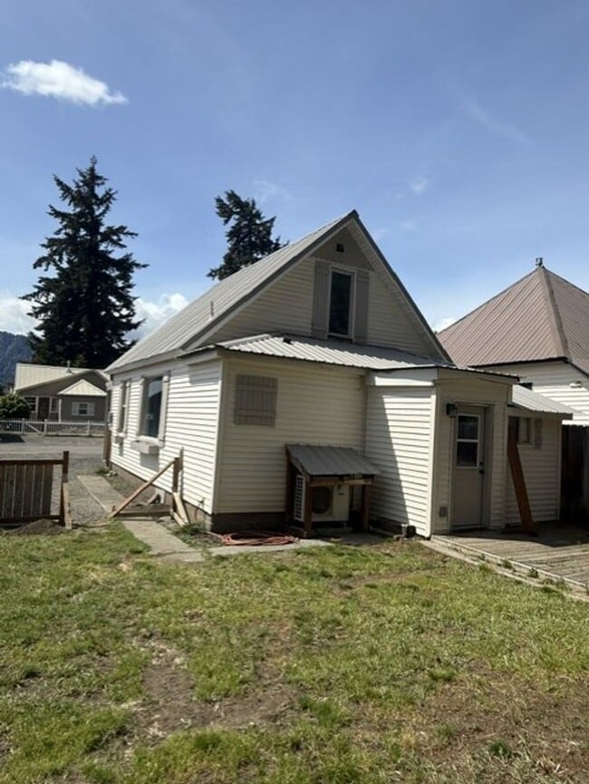 Building Photo - Great updated home on quiet downtown street
