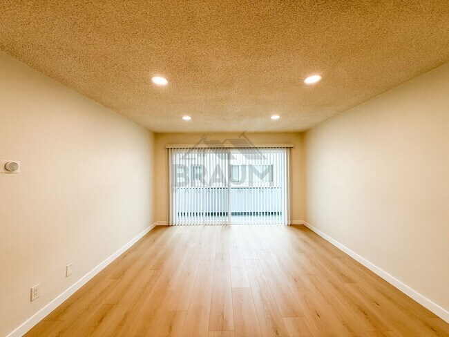 Building Photo - 6039 Whitsett Ave