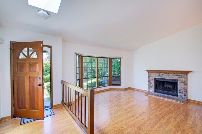 Building Photo - 4Bd/2.25Ba Redmond House