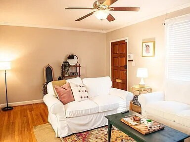 Foto del edificio - Fully Furnished 4BR Bungalow in Prime Forest Dr Location