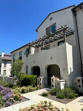 Building Photo - 338 Dominguez St