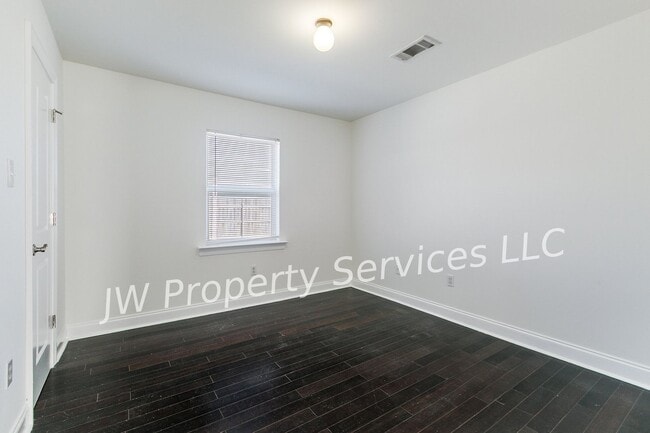 Foto del edificio - Modern & Spacious 4-Bedroom Home in Gretna