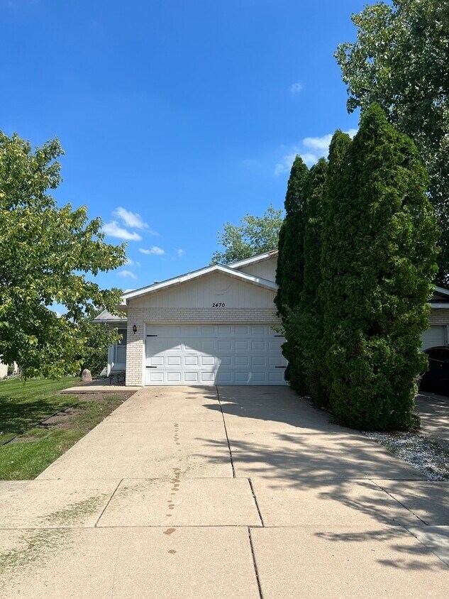 2470 Red Oak Trail, Crest Hill, IL 60403 Townhome Rentals in Crest
