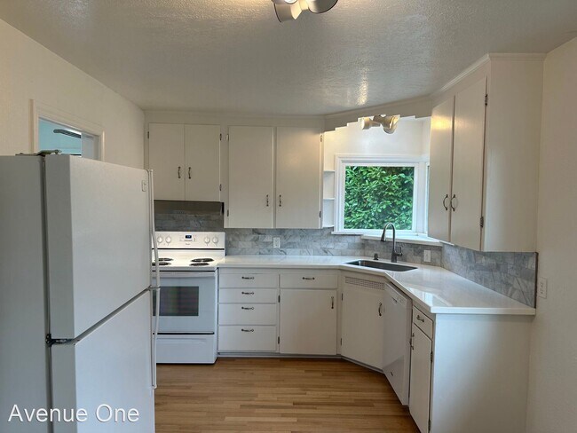 Building Photo - 2 br, 1 bath House - 6040 36th Ave SW