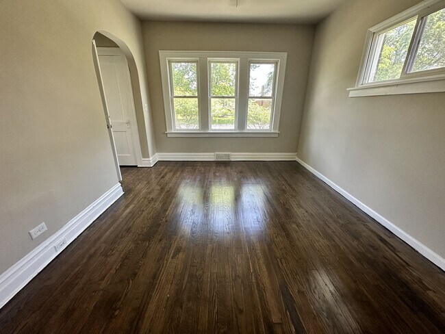 Building Photo - Stunning 2 bedroom Accepting Section 8