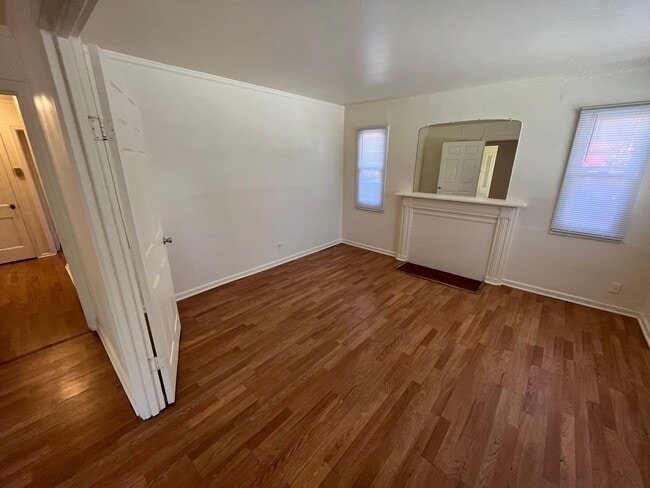 Building Photo - Great Student Housing.  3bd (Has been converted to 4 bedroom in past) 3bath house a block and a h...