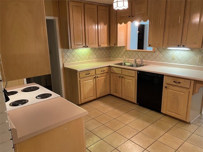 Building Photo - 623 Club Oak Dr