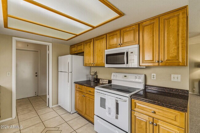 Building Photo - 5625 W Sunnyside Dr