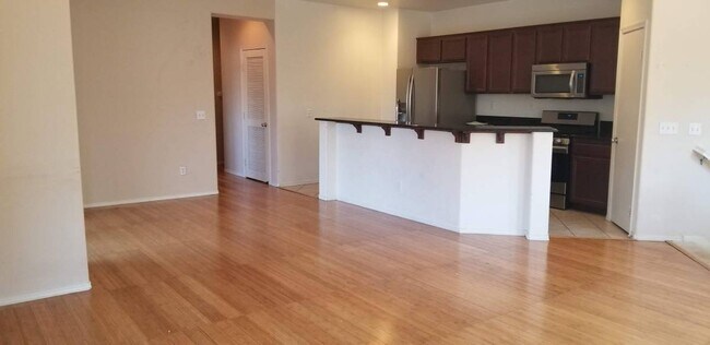 Building Photo - 425 S Meadowbrook Dr