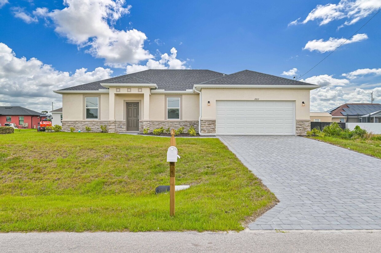 Foto principal - ** 3 + Den Home in NW Cape ~ 2 Car Garage **