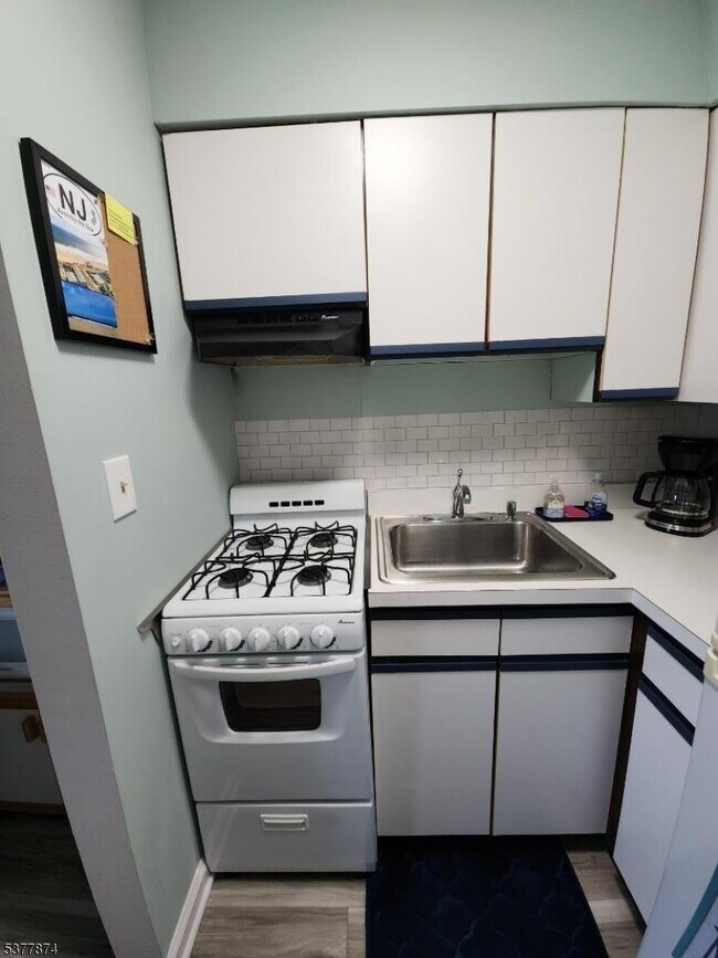 Foto del edificio - 709 Ocean Ave N