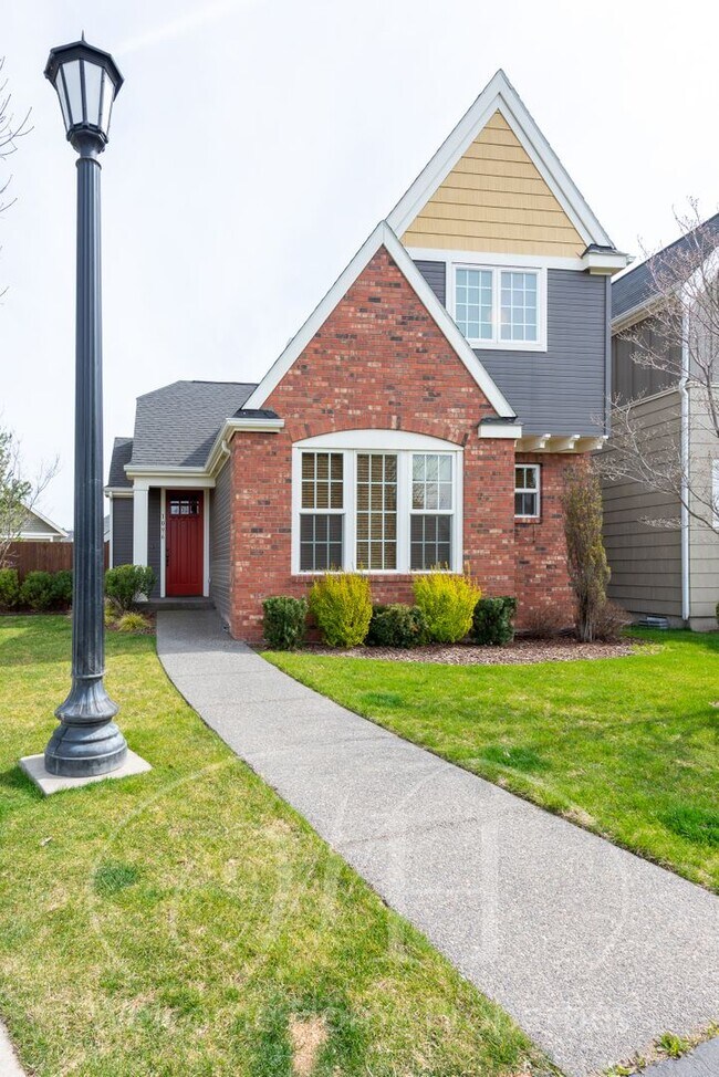 Building Photo - Impeccable 2 Bed 2.5 Bath Home With Charmi...