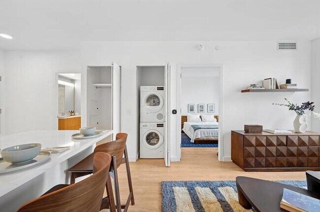 Building Photo - 1 bedroom in LONG ISLAND CITY NY 11101