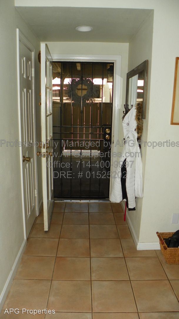 Building Photo - 2 br, 1 bath House - 9869 Caspi Gardens Dr #3
