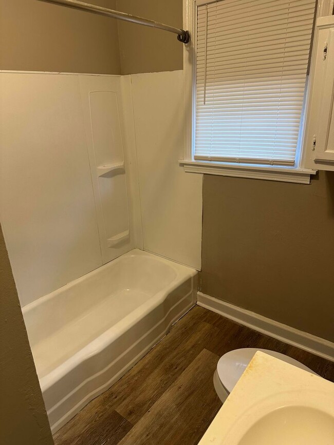 Building Photo - Charming 2 Bed 1 bath home centrally located