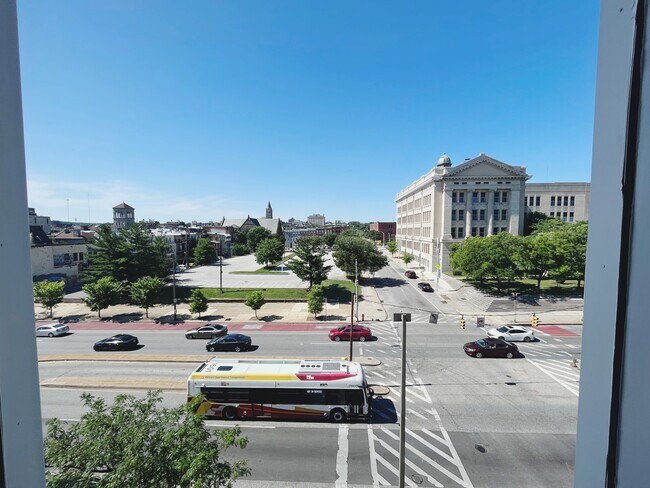 Building Photo - 143 E North Ave