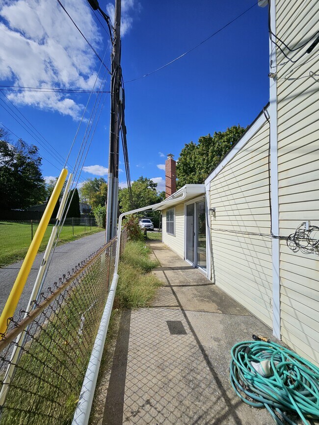 Building Photo - 25 N Main St