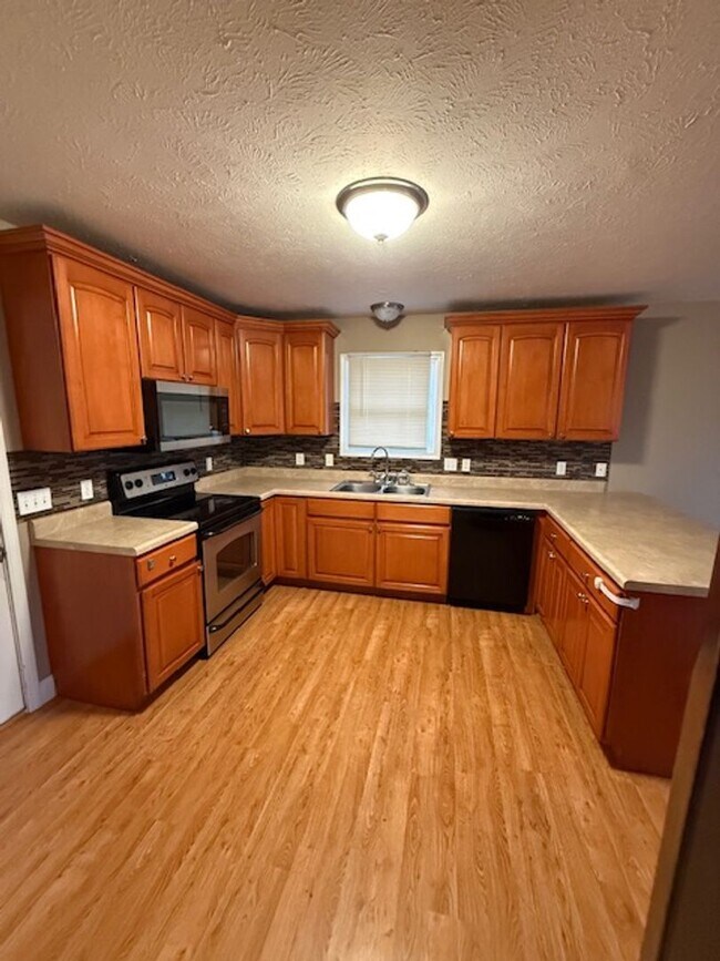 Building Photo - 409 DALHLIA