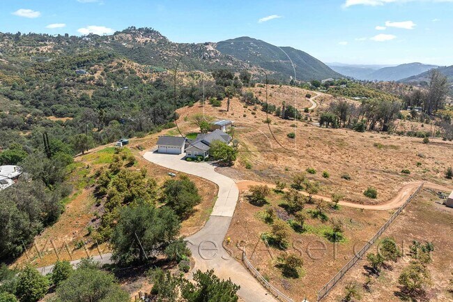 Foto del edificio - Designer Single-Story Home with Gourmet Kitchen & Mountain Views