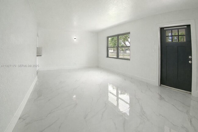 Foto del edificio - 14920 Garfield Dr