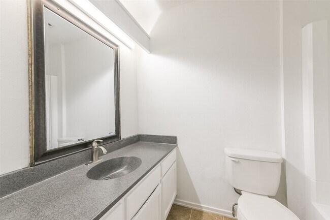 Building Photo - 2203 Riverford Dr