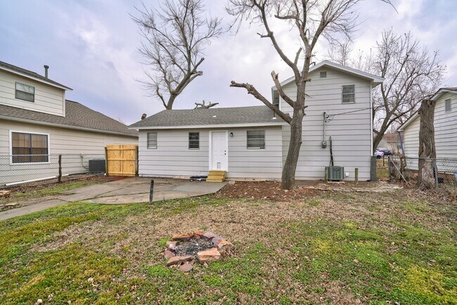 Building Photo - 4 bedroom 2 bath!