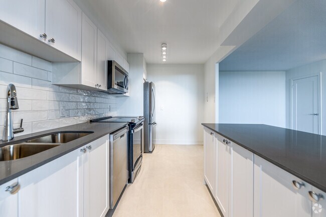 3BR, 1BA - 1,102SF - Cuisine - 15 Eva Rd