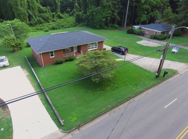 Building Photo - NEW LISTING!!