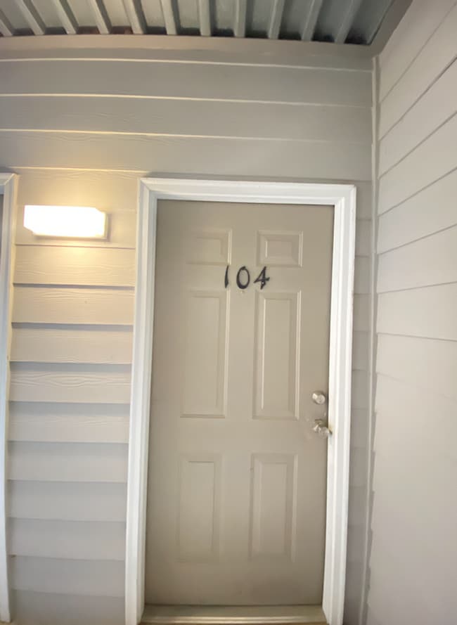 Building Photo - 1385 S Donahue Dr