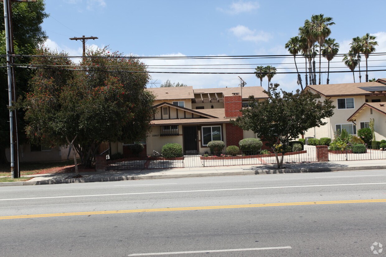 Building Photo - 22927 Vanowen St