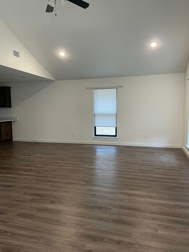 Building Photo - Two Bed/One Bath Home