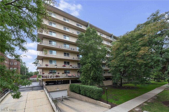 Foto del edificio - 10301 Lake Ave