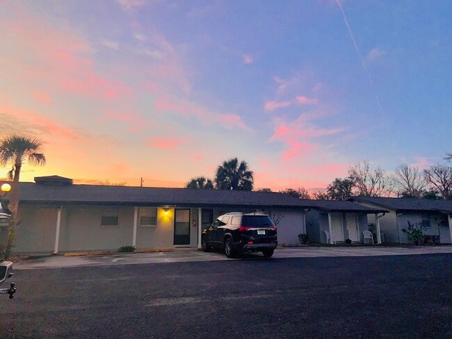 Building Photo - Experience the Ultimate Crystal River Getaway!