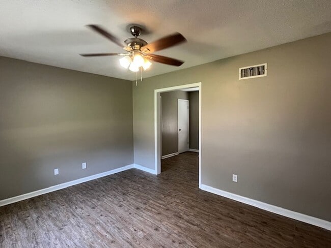 Building Photo - Renovated 3 Bedroom 1 Bath Home for Rent!