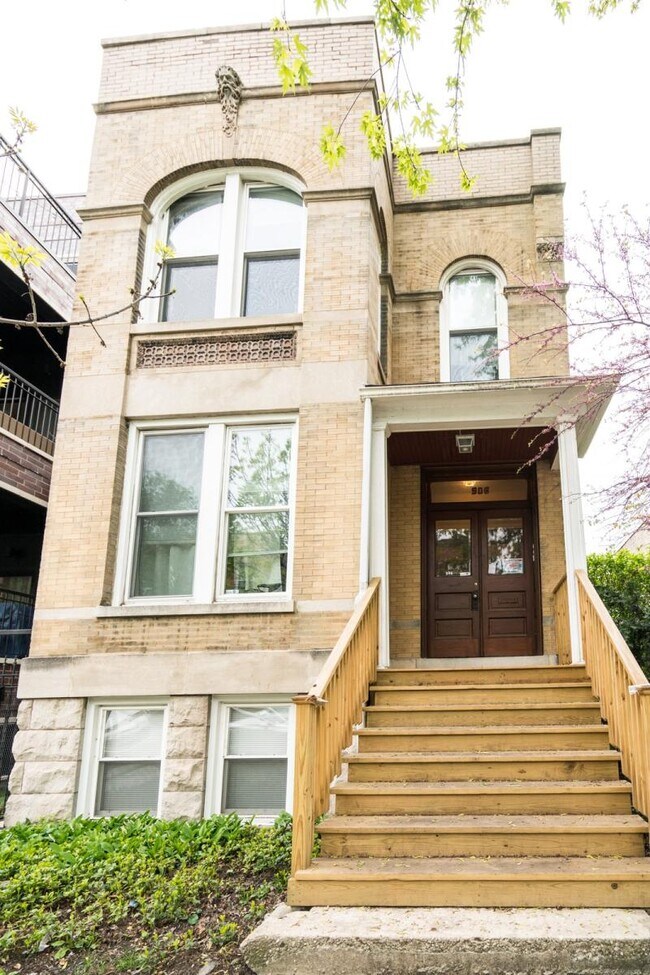 Foto del edificio - 906 N Hoyne Ave