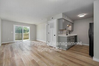 Building Photo - 2213 E Macs Ct