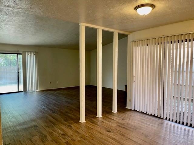 Foto del edificio - 4020 Blue Flag Ln