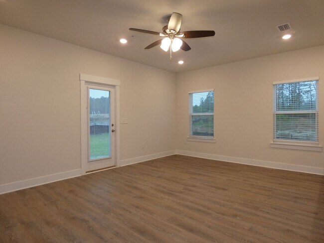 Building Photo - Stunning Townhome - End Unit