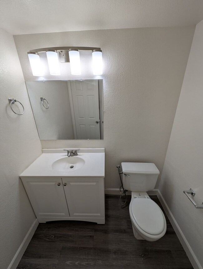 Foto del edificio - Spacious 2-Bedroom, 2.5-Bathroom Home on Q...