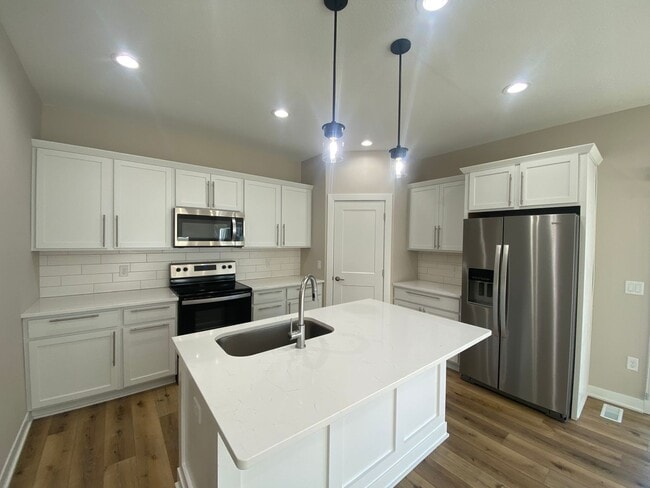 Building Photo - Luxury Homes in West Des Moines - RENT SPECIAL!