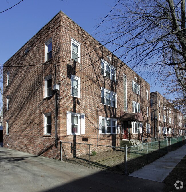 Building Photo - 35-51 Thackeray St