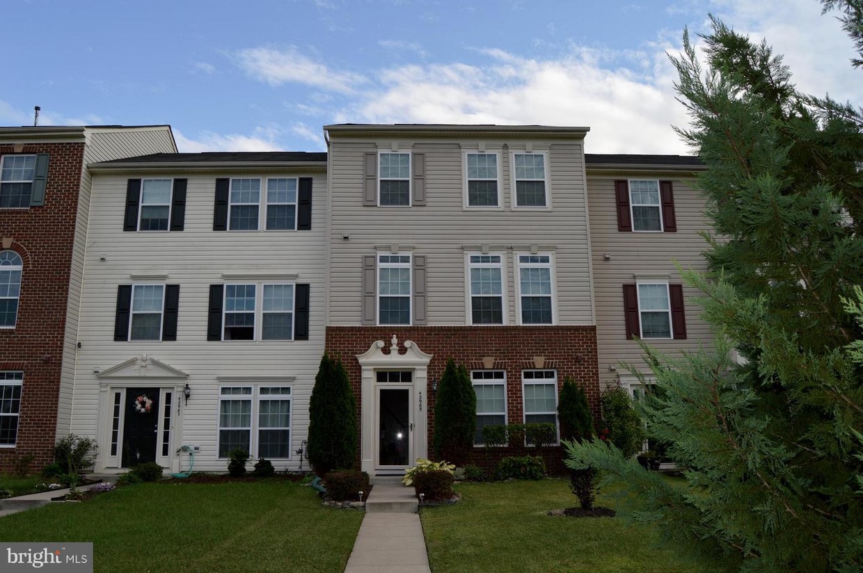 Foto principal - 42985 Edgewater St