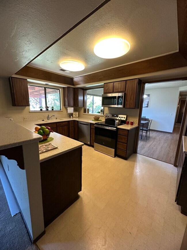 Foto del edificio - BEAUTIFUL 3 BED 2 BATH WESTSIDE HOME