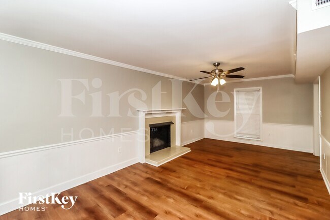 Foto del edificio - 7625 Summerwood Ln