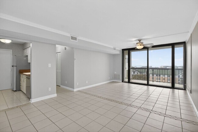 Building Photo - Stunning Condo With Bay Views!