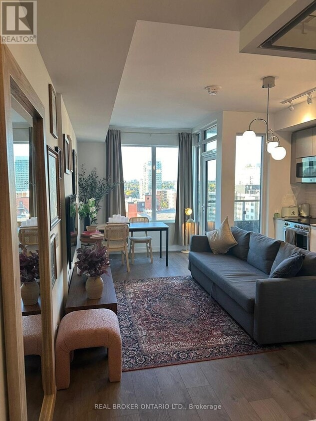 Primary Photo - 270 Dufferin St