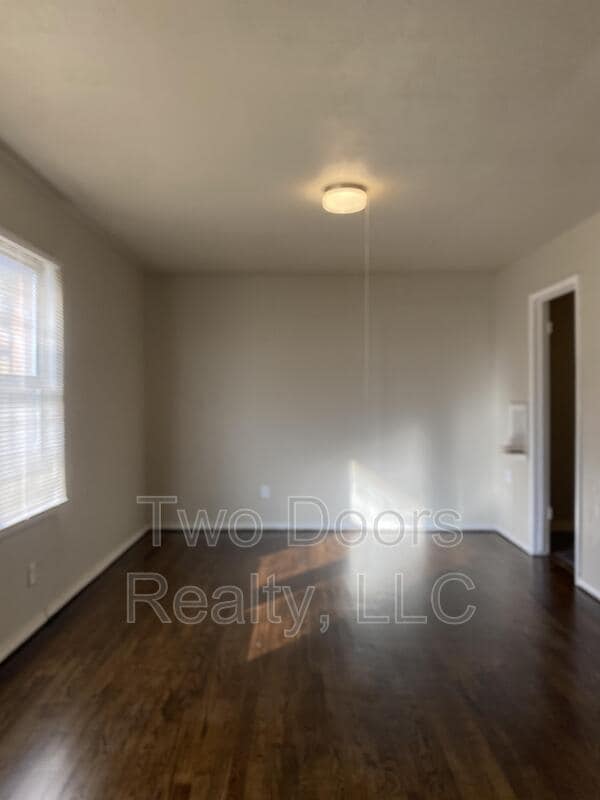 Building Photo - 561 E Indian Dr