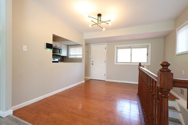 Foto del edificio - Beautifully Renovated 3BR Ranch with HUGE Backyard & Modern Updates