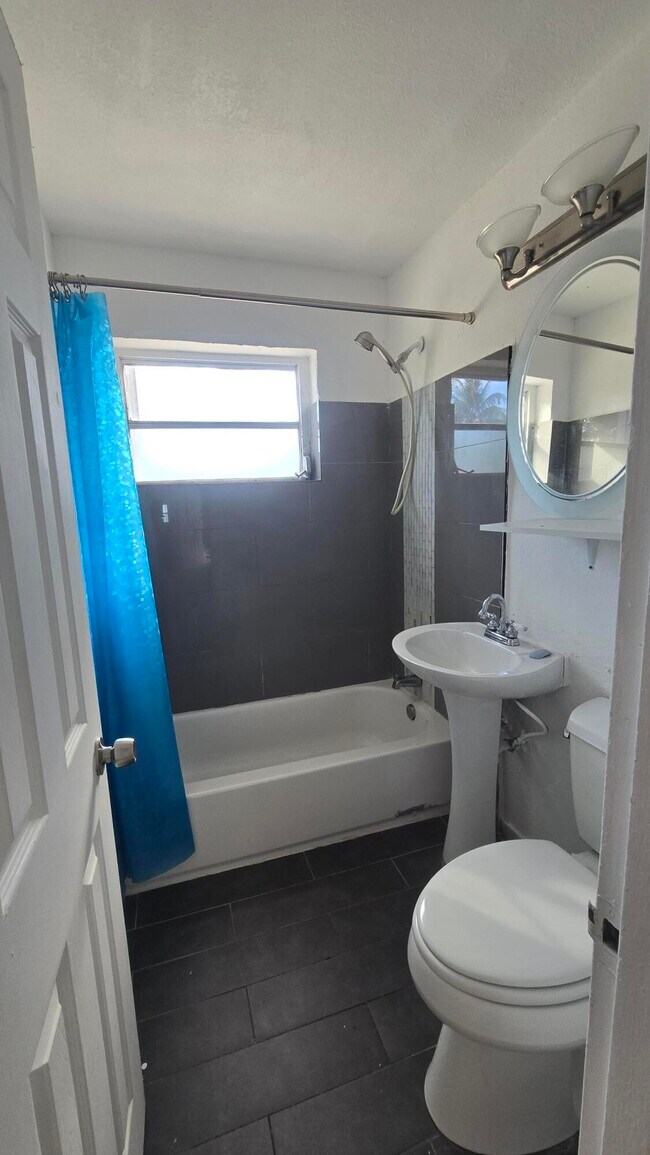 Foto del edificio - 1512 NE 28th St